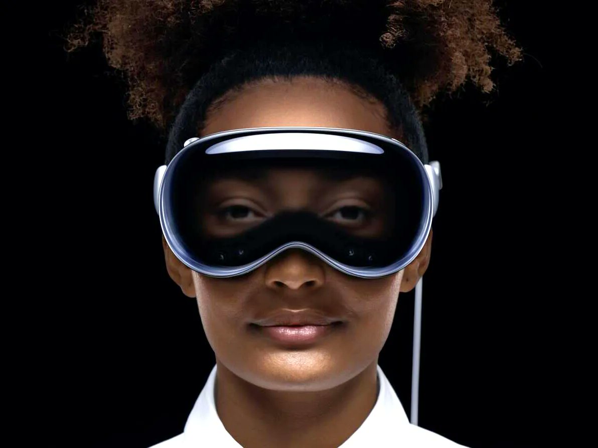 TBH, I am partially disappointed by Apple's latest headset. I was expecting something groundbreaking, which turns out to be a blend of Quest and Hololens. Wish they had put more effort into the design at least. Hope hands-on might do some magic #AppleVisionPro #WWDC23 #AppleEvent