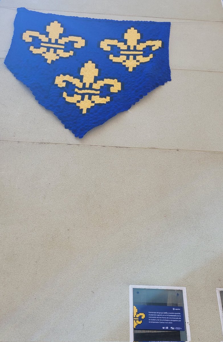 El <a href="/AytoLogrono/">Ayuntamiento Logroño</a> junto a la <a href="/FVECINALESRIOJA/">Federación de Asociaciones Vecinales de LA RIOJA</a> ha colgado un pendón hecho a mano por el colectivo UKÑ con casi 6 meses de trabajos y 2.000 cuadrados de 5x5 cm. Un homenaje artesanal para el V Centenario de las Flores de Lis #Logroño #VCentenario #FloresDeLis