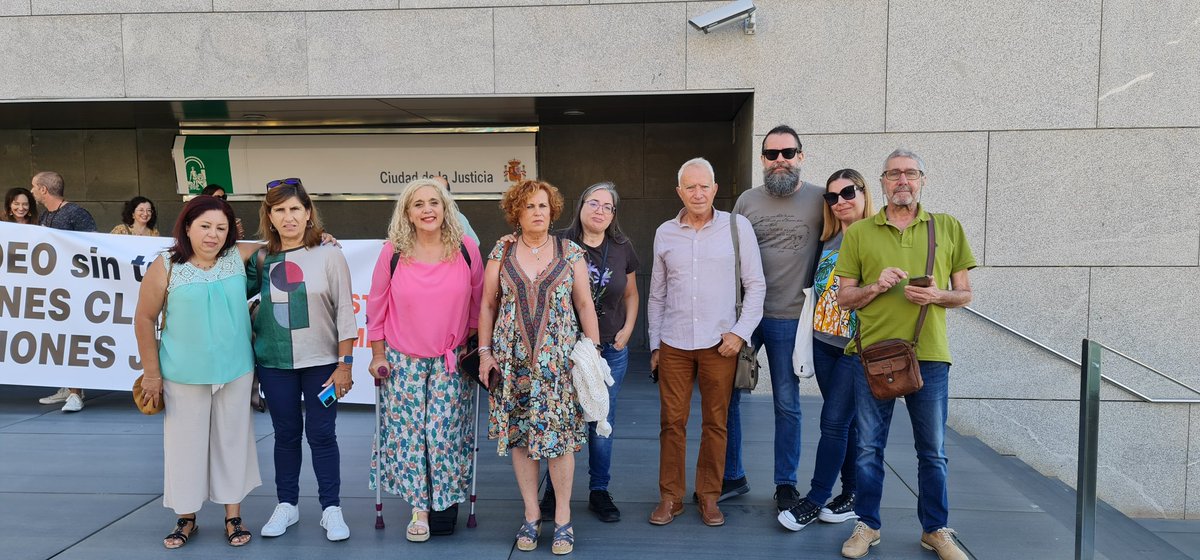 RemediosRamos1's tweet photo. Aquí estamos en #Almería apoyando a nuestra querida camarada @amaliaromaniu 
Como decía #MarcelinoCamacho   
Ni Nos Domaron, Ni Nos Doblaron. Ni Nos van a Domesticar ✊🔻 https://t.co/CUNCDNMz3w