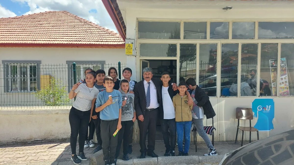 GemerekB's tweet photo. Başkanımız Remzi KILIÇDAĞI yurter özcan ilköğretim okulu öğrencilerine dondurma ikram etti. https://t.co/dpBlEePE29