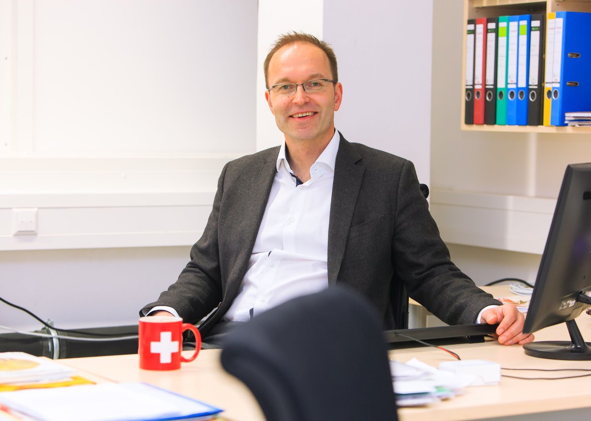 Knut Asmis, Professur für Physikalische #Chemie der #UniLeipzig, ist gestern mit dem van’t Hoff Preis der Deutschen #Bunsengesellschaft geehrt worden. Dieser wird alle drei Jahre für herausragende Forscher:innen in der Physikalischen Chemie verliehen. uni-leipzig.de/newsdetail/art…