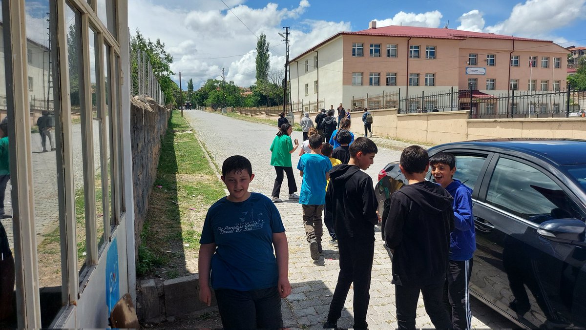 Başkanımız Remzi KILIÇDAĞI yurter özcan ilköğretim okulu öğrencilerine dondurma ikram etti.
