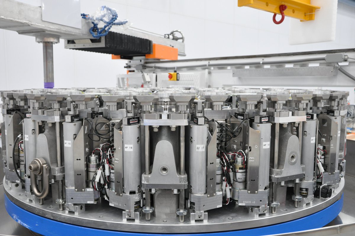 This fancy structure is the Stress Mirror Polishing (SMP) Fixture. The glass roundel sits on it to get all polished and shined for the #ThirtyMeterTelescope 🔭

<a href="/IIABengaluru/">IIAstrophysics</a> <a href="/ARIESNainital/">ARIES</a> <a href="/IUCAAstro/">Inter-University Centre for Astronomy&Astrophysics</a> <a href="/fiddlingstars/">Annapurni Subramaniam</a> <a href="/ramya_sethuram/">Ramya Sethuram</a> <a href="/KarthicKumarM22/">Karthic Kumar M</a> <a href="/gcanupama/">Anupama G.C.</a> <a href="/pgdeshmukhiia/">Prasanna Deshmukh</a>