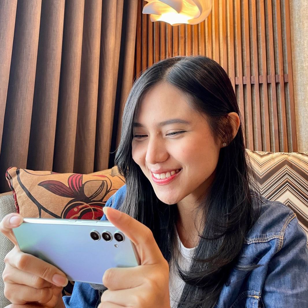 rclnatasyaa's tweet image. Yang suka pake hape buat main game angkat tangan! Pas banget #GalaxyA34 5G dari @samsungID punya #AwesomePerformance, dgn Refresh Rate 120Hz &amp;amp; juga prosesor Dimensity 1080, bikin maen game jadi makin AWESOME!

Buruan beli di samsung.com/id, krn ada CASHBACK UP TO 500K!