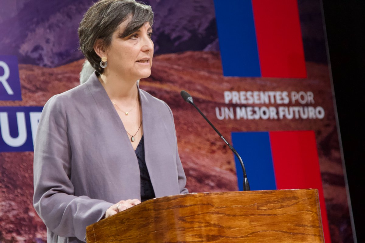 ministeriosalud's tweet photo. "Nosotros pensamos que el uso de mascarilla es muy recomendable en invierno, porque efectivamente reduce el riesgo. Tenemos que avanzar hacia un cambio cultural, recomendarlo y que las usen las personas que están con síntomas respiratorios" 

🗣️Min @ximenaguilera en @Tele13_Radio https://t.co/6Y2W8KUI8Q