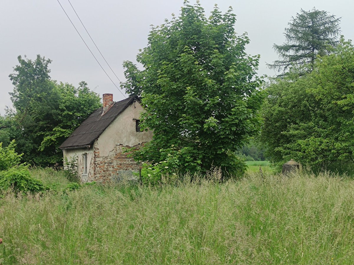 K4b00mmodel's tweet photo. Bardzo stary rozpadający się domek i bardzo stara stodoła.
#urbex #zebrzydowice #oldhouse #chatka #polska #poland #wieś #village https://t.co/UQGPdVWDUE