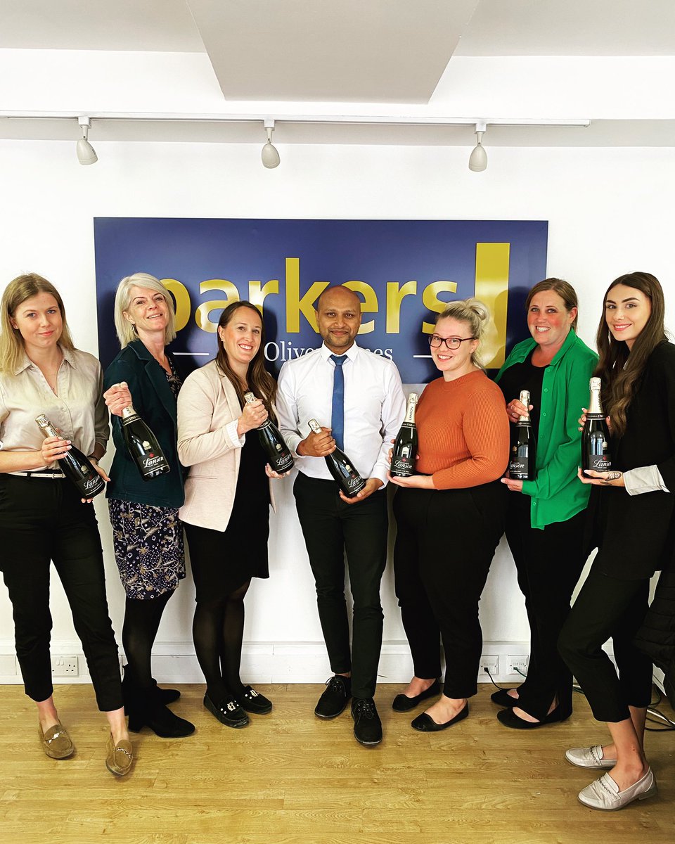 A huge thank you to our amazing #witney Lettings Team for their great work this past month - extra hours put in and just generally gone the extra mile - each and every one of them! So thank you 😊🥂🍾

#thankyou #localpropertyexperts #lettingsteam #property #witneyproperty