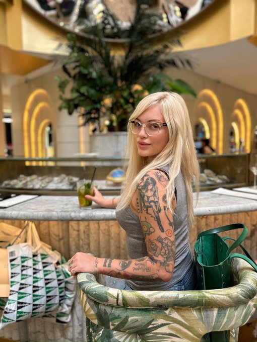 1 pic. POV: you see me at a bar. 
A: approach me & buy me a drink
B: stare, text your friends & be a