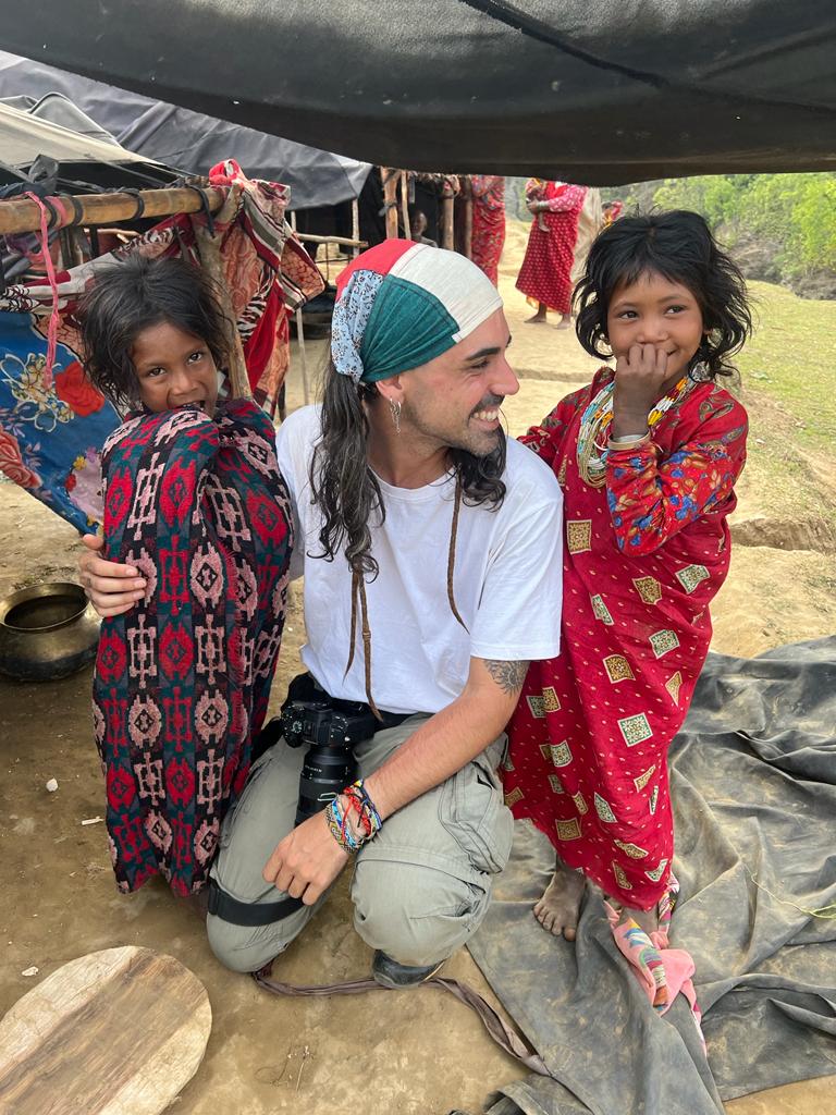 soyfugitivo's tweet photo. Pronto os traigo al canal todos los reportajes que estoy grabando en Nepal 🇳🇵 Este país es INCREÍBLE 🔥 https://t.co/DQ4k98pFe6