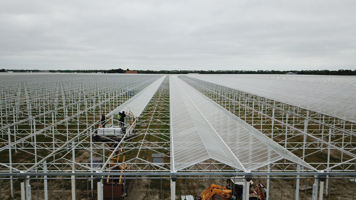 Currently we are #glazing the new Agro Care greenhouse in Middenmeer. In less than 4 weeks 94.000 m2 of greenhouse will be covered with glass, we are already half way there! The sunny weather certainly helps. Last week our drone flew over the project, isn't it wonderful?
