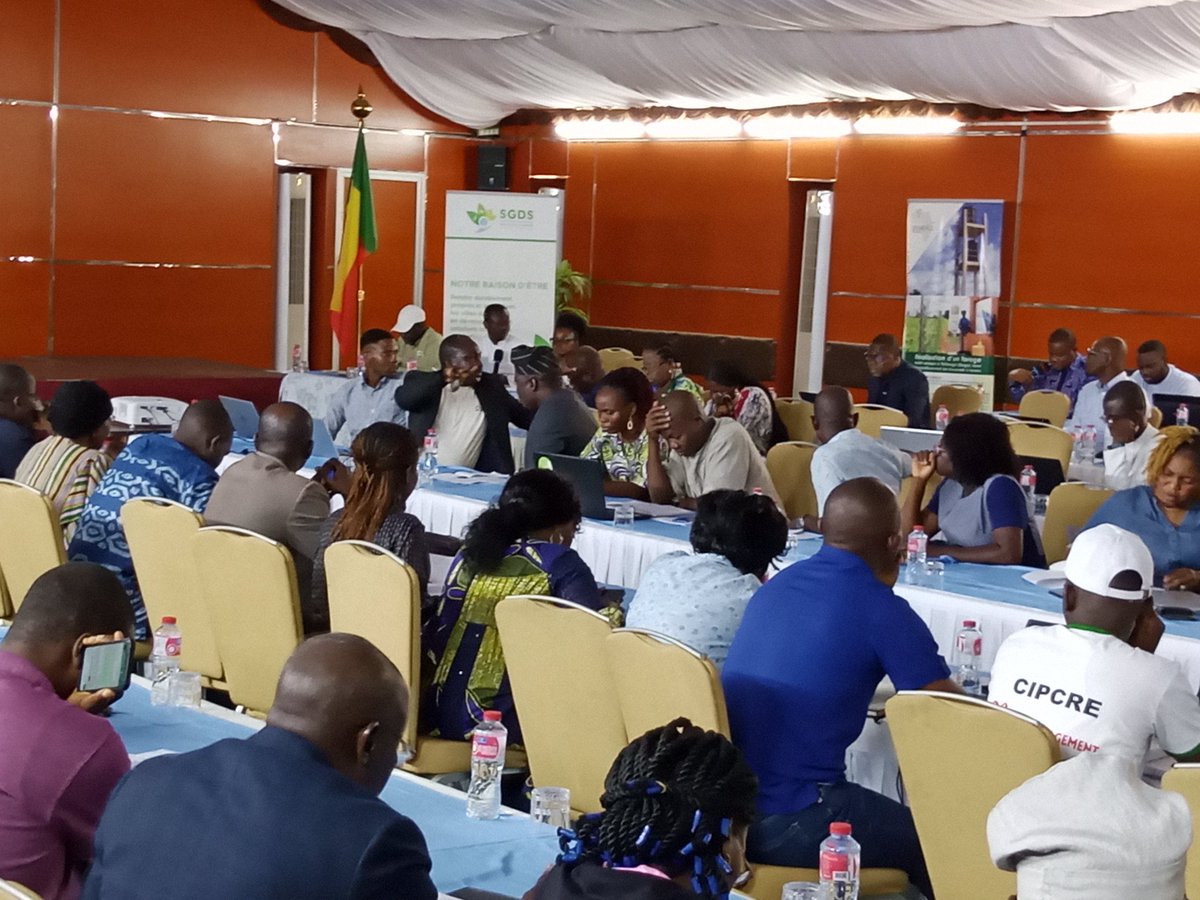 AZONSIDjibril1's tweet photo. Un atelier d'échange et de partage des bonnes pratiques en matière d'environnement, développement durable et reboisement, réunit les acteurs de plusieurs organisations et le #MCDV . Du 05 au 06 juin 2023 plusieurs activités ont meublé les deux jours.
@gouvbenin @sgdsbenin https://t.co/Xv475XgtQp