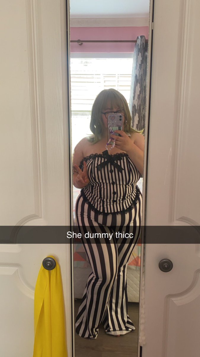 Lou7084's tweet photo. Lil sneak peek of my beetlejuice cosplay and yes she is dummy thicc #cosplay #streaming #gamer #beetlejuice #beetlejuicecosplay #femalebeetlejuice #thicc #mature #maturecontent #irish #ireland https://t.co/pYWAtw2yze