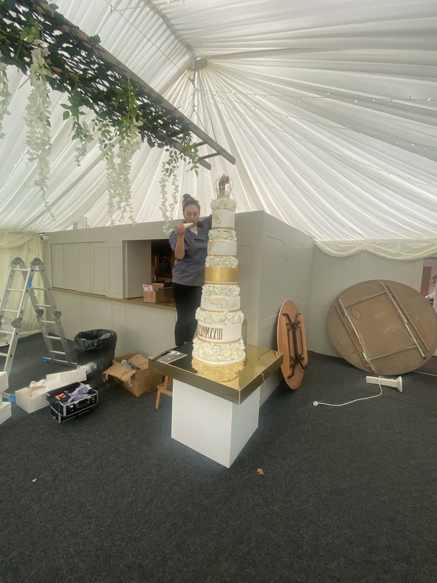 Loved this cake for George and Adams wedding at <a href="/TheOldVicarage/">Loris McEwan</a> in Christchurch. 
The styled photos are courtesy of @atouchofclasseventsuk 

Sometimes I’m in and out before I can take a decent photo