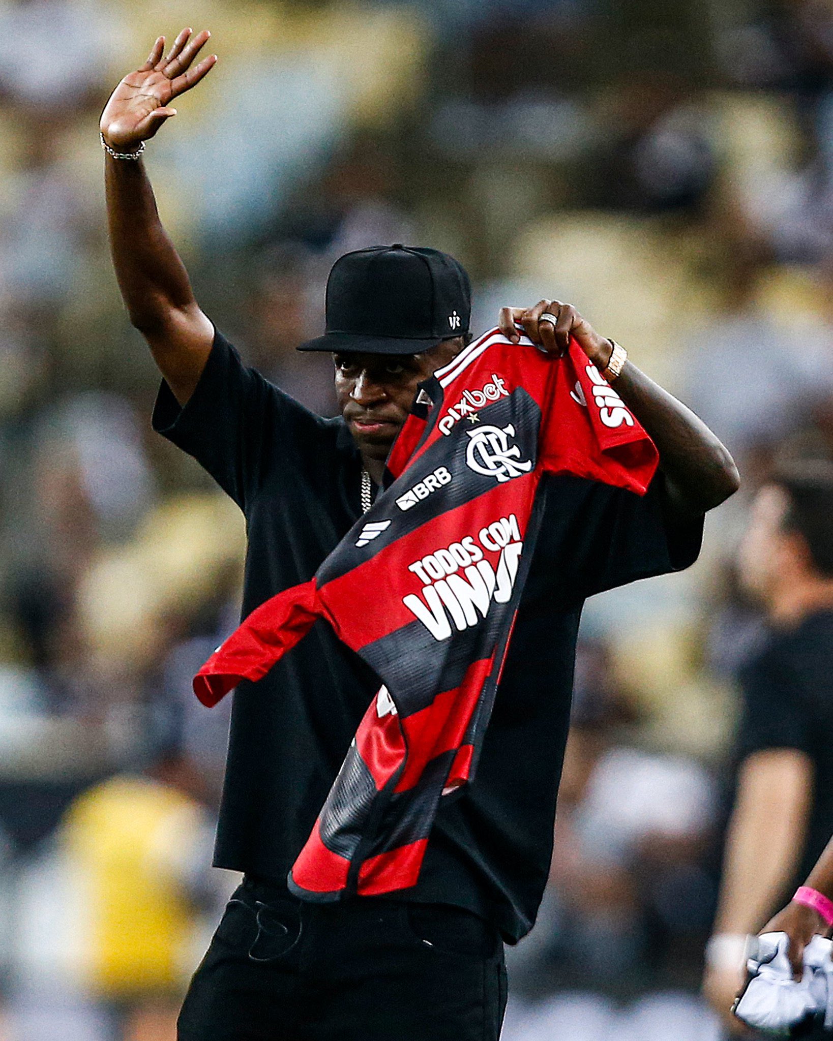 Deportes RPC on X: "¡Momento especial️! Vinícius Jr recibió homenaje en el partido entre Flamengo y Vasco da Gama en el Estadio Maracaná. “siempre serás nuestro chico. Te queremos mucho Vini”, escribió