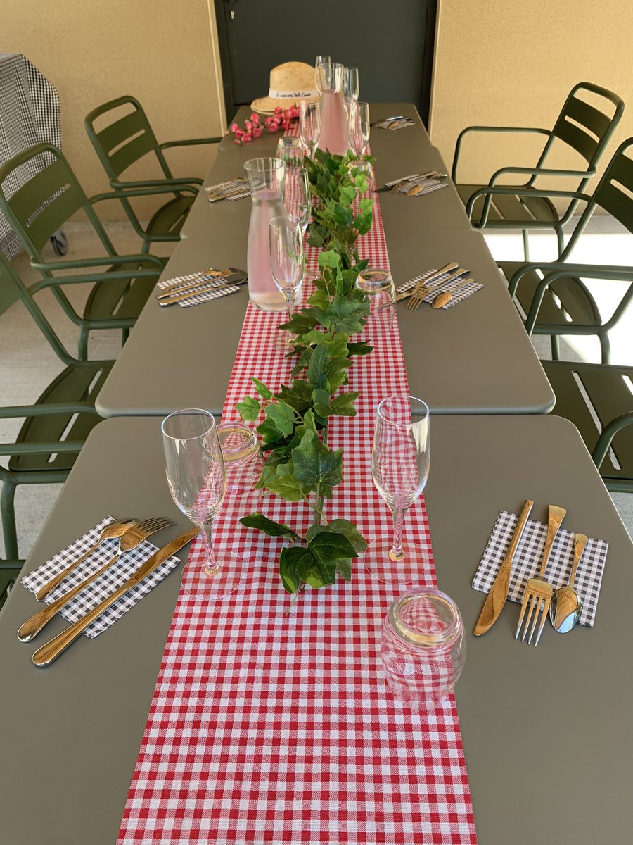 SenAngers's tweet photo. BBQ party à la résidence @SenAngers !! 😎👒💐🍗🥂
On vous l’avez dis que c’était les vacances toute l’année aux Senioriales !! 🧉🏖☀️👍🏻 https://t.co/hNMYeEp6Pz