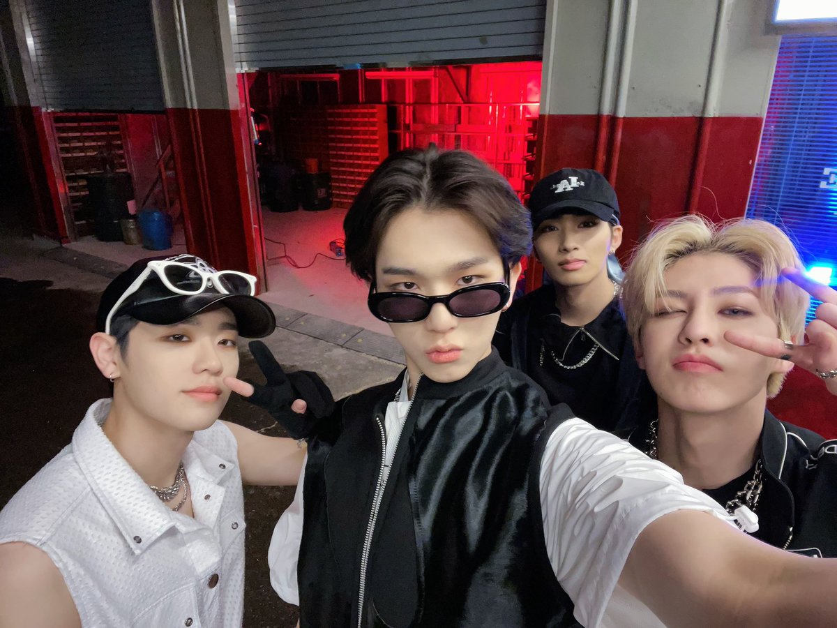 the_EPEX's tweet photo. [🎁]
고양이들 카리스마 찢 었 다😎 이게 바로 이펙스 래퍼유닛이야💚 제니스라면 다 퍼줄 수 있어 Everything〰️🤟🏻

#EPEX #이펙스 #2023EPEX8CARNIVALS #EPEX2ndAnniversary #EPEX두살됐어요 #이펙스데뷔2주년 #냥냥대축제 #EPEX_MOVE #이펙스무브 #UnitCover #GIDDYUP #금동현 #백승 #에이든 #제프 https://t.co/on8ceSwS2C