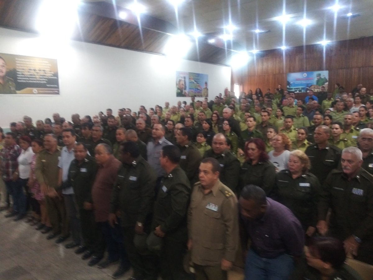 Yadirarcmg's tweet photo. A esos hombres y mujeres que eligieron el deber de protegernos, de anteponer sus vidas ante el peligro, la felicitación y el agradecimiento de todos los que en presencia de ellos nos sentimos más seguros @aliciar https://t.co/jZ7Y9QdgqA
