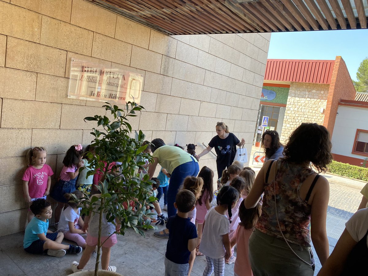 Matí de contes i visites escolars de les criatures de 3, 4 i 5 anys del col.legi Navarro Daràs. Han gaudit moltíssim amb la lluna, Max i els monstres… #JoLligCarcaixent #Carcaixent <a href="/AjCarcaixent/">Aj. de Carcaixent</a>