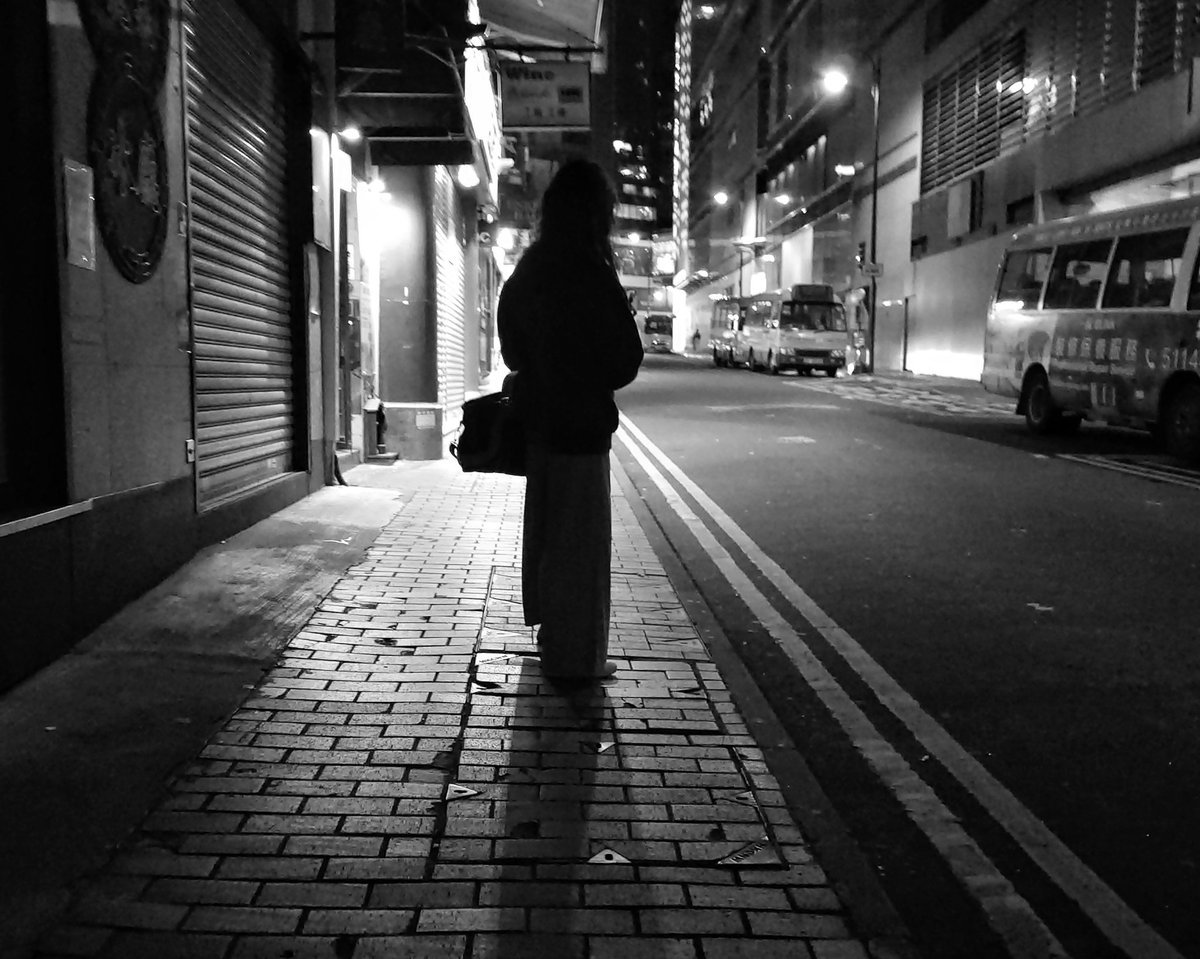 #sonyxperia #xperia5ii #streetphotography #Streetphoto #streetview #noir #lensculturestreets #urbanphotography #lensculture  #blackandwhite #bnw #blackandwhitephotography #monochrome #noiretblanc #urban_exploration  #blackandwhitephoto #streetclassics #写真 #撮影 #HongKong