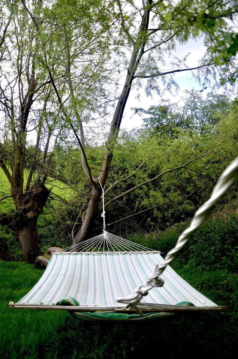 bhshepherdhut's tweet photo. Swinging into relaxation mode, can you think of a better way to unwind? ☀️🌳

This has to be one of our favourite features of this getaway when soaking up the sun! 

To find out more click the link in our bio. 

#shepherdshut #cotswoldstyle #cotswoldholiday #shepherdshuts https://t.co/CgdSGiVaBl