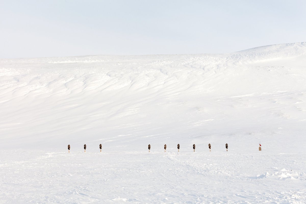 📸 'Sous un ciel aux multiples nuances de bleu, #EmmanuelleLéonard expérimente le mirage nordique, fait de vastes étendues, de lumière rasante et d'ombres qui s'allongent'
'Le Déploiement' - #Vernissage ce jeudi 8 juin à partir de 18h au @cc_canadien 👉bit.ly/3Mfm9J0
