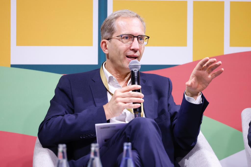 Alstom's tweet image. An exciting panel with our CEO &amp;amp; Chairman, Henri Poupart-Lafarge: &quot;Increase in ridership is fuelling the rail market, but it is time to re-think the future of rail networks. If we want to address CO2 emissions, we also need to address regional and suburban trains.&quot; #UITP2023