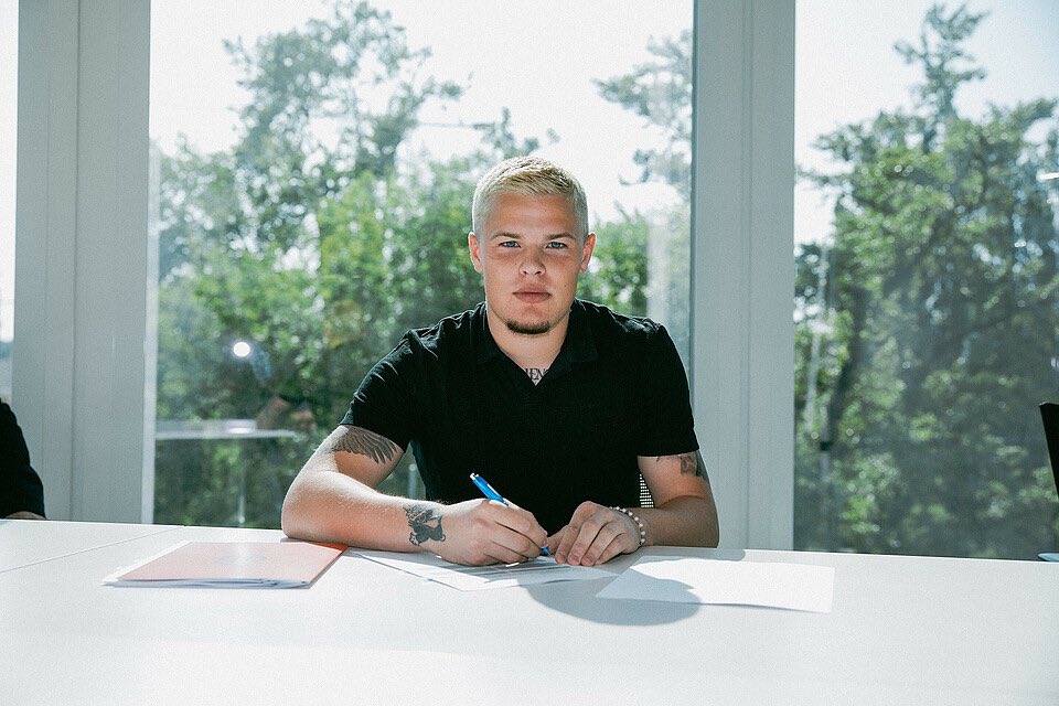 📄 ✍️ 𝗡𝗶𝗹𝘀 𝗱𝗲 𝗠𝗼𝗹 𝗲𝘅𝘁𝗲𝗻𝗱𝘀

🧤 Alongside Marwin Hitz and Mirko Salvi, our 22-year-old goalkeeper Nils de Mol has signed up for another season at FCB.

#FCBasel1893 #MirSinBasel