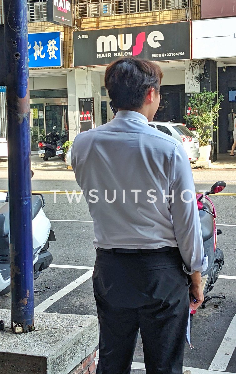 有點台台的房仲😏感覺愛聊色？

#吊嘎痕 #吊嘎 #皮鞋 #黑襪 #西裝 #襯衫 #領帶 #房仲 #異男