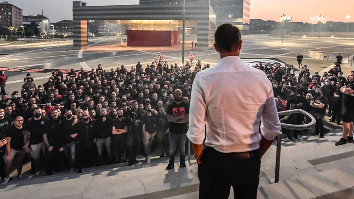 passionalit's tweet photo. Sırf onun adı kulüpten fazla öne çıkıyor diye, taraftarlar onu dinleyip başkanı protesto ediyor diye kovdular. Maldini Milan'dır. https://t.co/pXNwHAqB8v