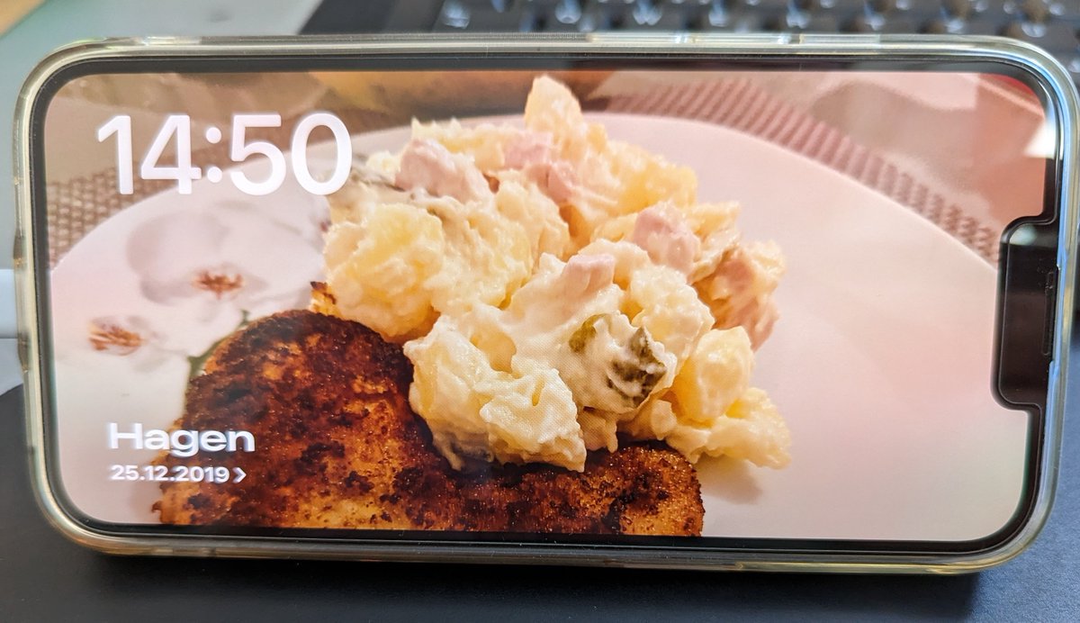 MoervYO's tweet image. Wichtigste neue iOS 17 Funktion. Kartoffelsalat als Bildschirmschoner 🤣 #ios17beta #mittagspause