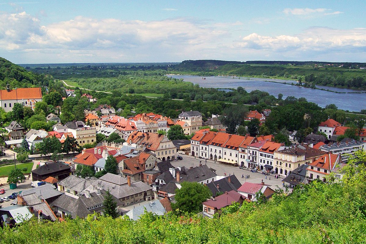 ONTPologne's tweet photo. Tombez sur le charme de #Kazimierz Dolny. L'architecture de la Renaissance, les charmantes rues pavées et un cadre idyllique au bord de la rivière Vistule créent une ambiance captivante de cette petite ville de la région de #Lublin. https://t.co/Zcvhr5It5C https://t.co/Py0N7SdtUv