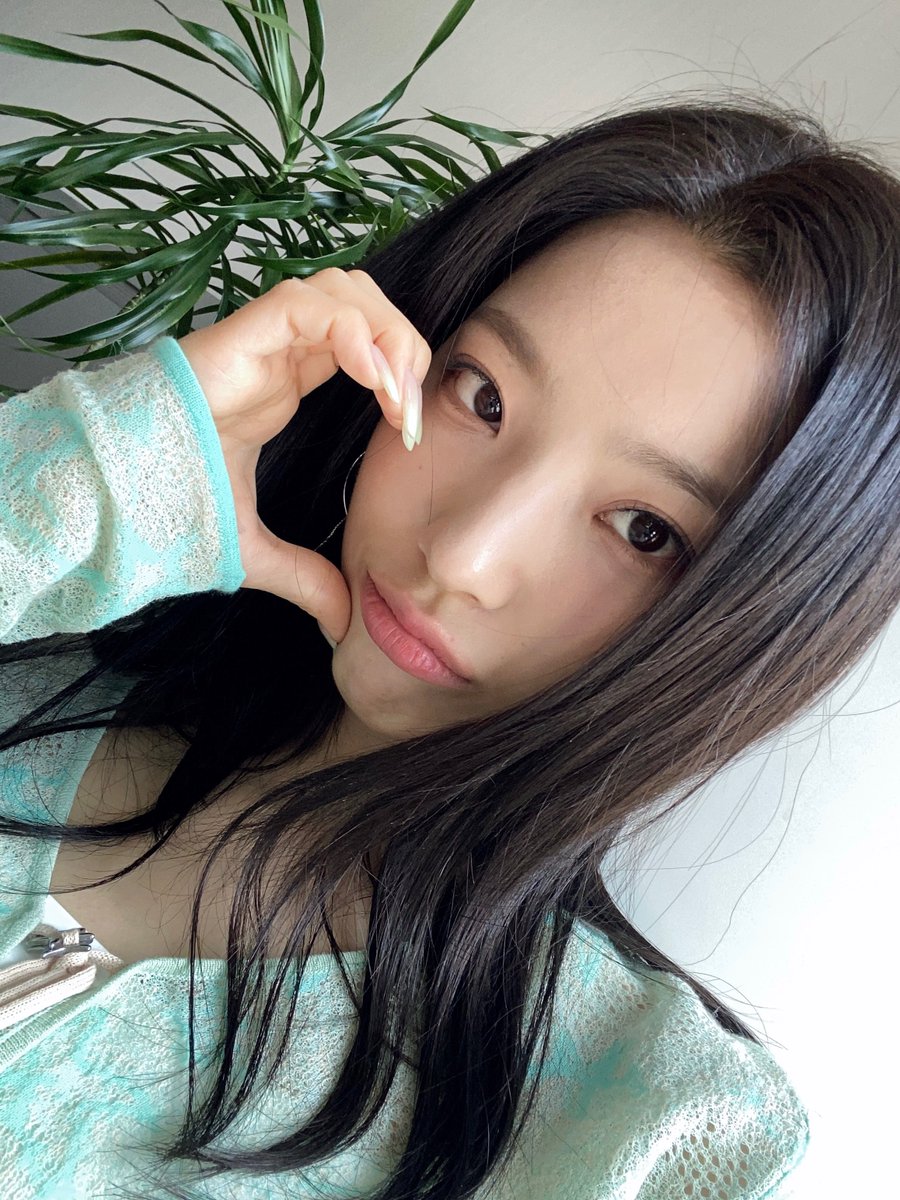 🌸 [saerom weverse]
🦊 • flover!! since promotions have started, we’ve been seeing eachother a lot
it’s good! be happy 🫶😌💛🧡