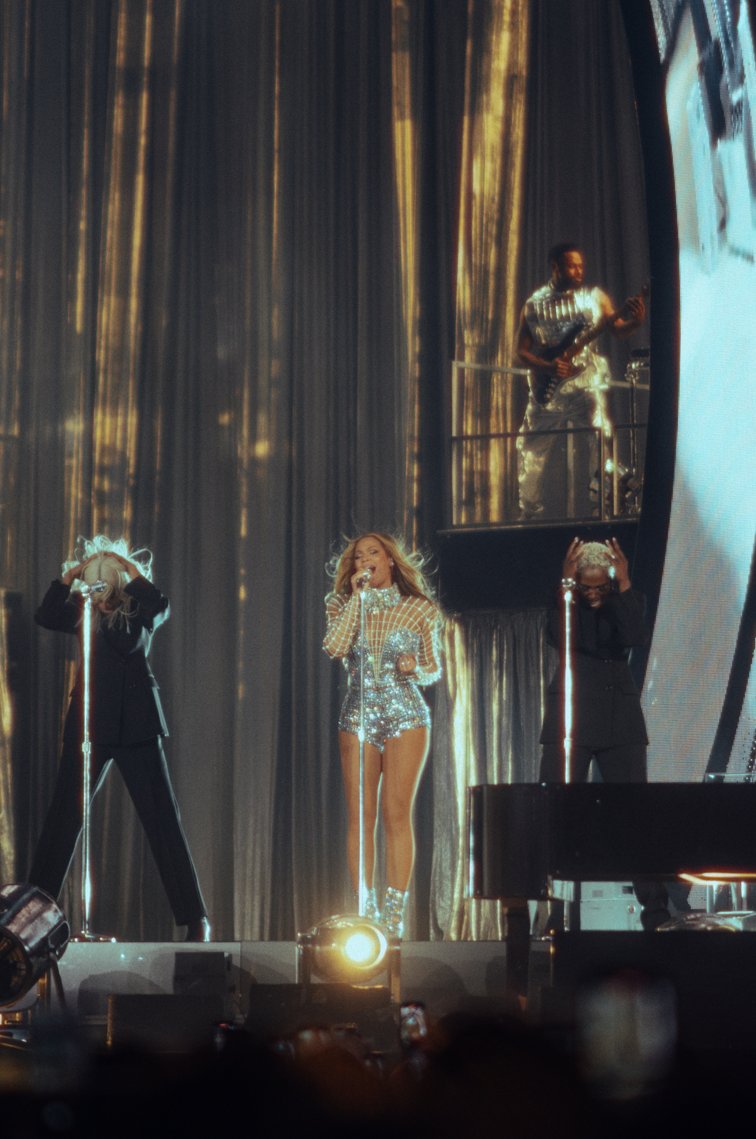 Josh_Snaps's tweet photo. Some of my favourite shots  from the crowd at the Beyonce RWT show in London last week!

#beyonce #beyoncé #renaissance
#beyhive #renaissanceworldtour #rwt #renaissancetour 
#rwt2023 #bey #queenbey https://t.co/5X6WiB19q7
