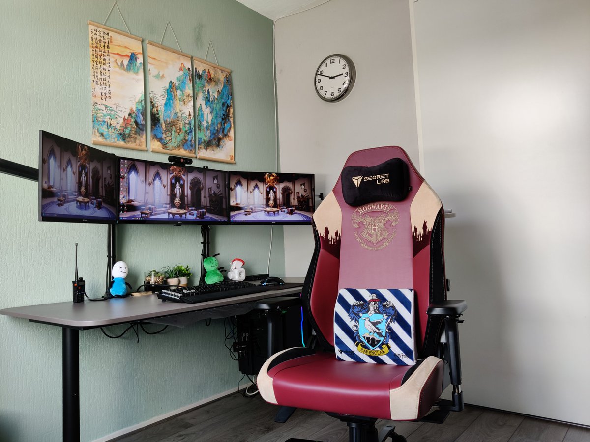 Exchanged my old broken chair for a brand new #Secretlab chair. Love the harry potter theme!