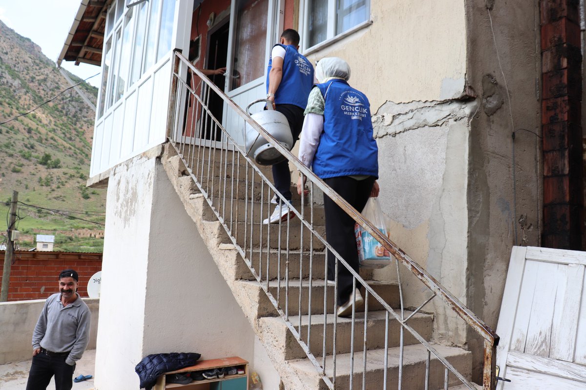GSBGumushaneGM's tweet photo. "Kıyamet günü müminin serinleyeceği gölgelik (verdiği) sadakasıdır." (İbn Hanbel, 4 ,233)
Deprem bölgesinden ilimize gelen ailelerimizin gönüllü gençlerimizle daima yanındayız.
#GençlerinİyilikAğacı
#SevgiVeMerhametTimi https://t.co/bXkPsS7OBO