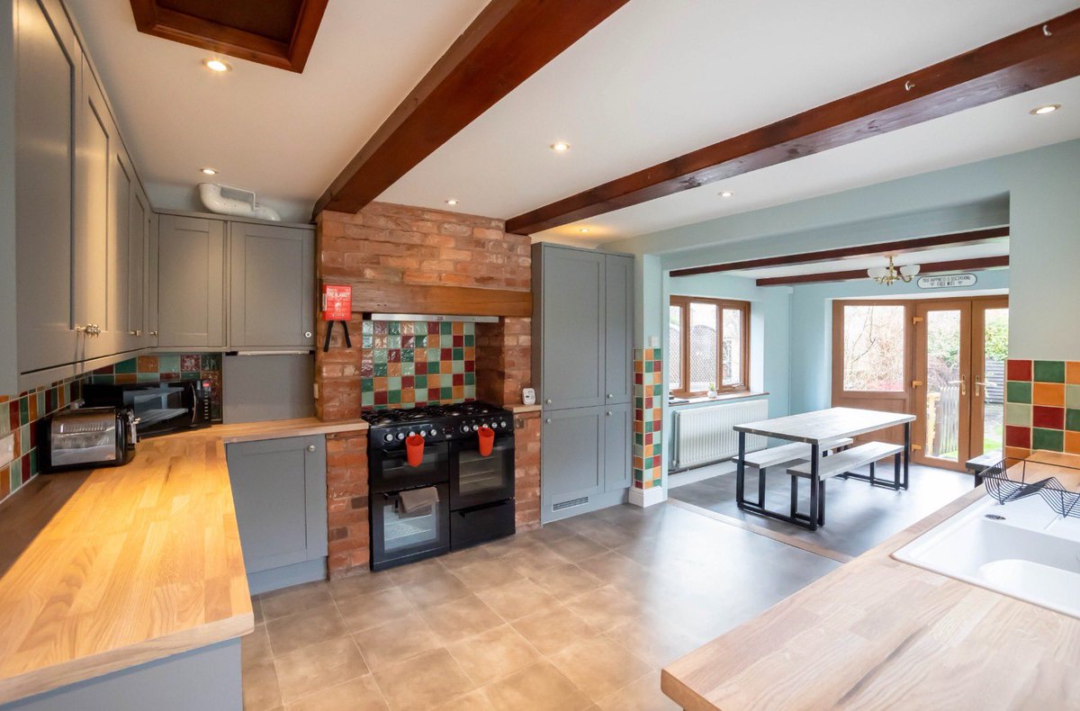 🏡 Experience the charm of Herefordshire from the comfort of Falcon House. This delightful property is the perfect home base for your adventures in our beautiful county. Make your booking today and explore the area like a local: rb.gy/gvi25 #FalconHouse #RentMyHouse