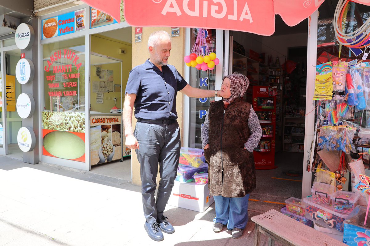 Her fırsatta hemşehrilerimizi ve esnaf kardeşlerimizi ziyaret ediyoruz. Bugün Alemdağ Mahallemizde esnaflarımızı ve hemşehrilerimizi ziyaret ederek hayırlı ve bereketli kazançlar diledik.Gösterdikleri ilgi için kendilerine teşekkür ediyorum.