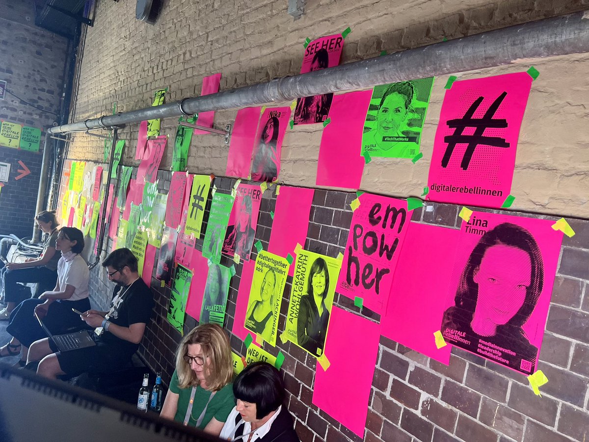 Wer ist deine #DigitaleRebellin? So eine tolle Ausstellung, die der <a href="/epv_bayern/">epv_bayern</a> und <a href="/RiekeHarmsen/">Rieke C. Harmsen</a> hier live auf der #rp23 entwickeln. Und ich darf sogar auch ein Teil davon sein 🤩. #digitalerebellinnen
