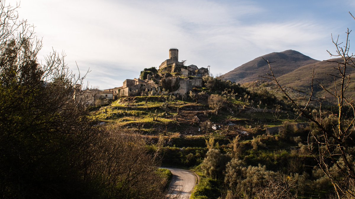 Un uliveto, una torre, un borgo. Il Molise puro e meraviglioso. Iniziamo da qui, iniziamo da Residenze Roccapipirozzi.