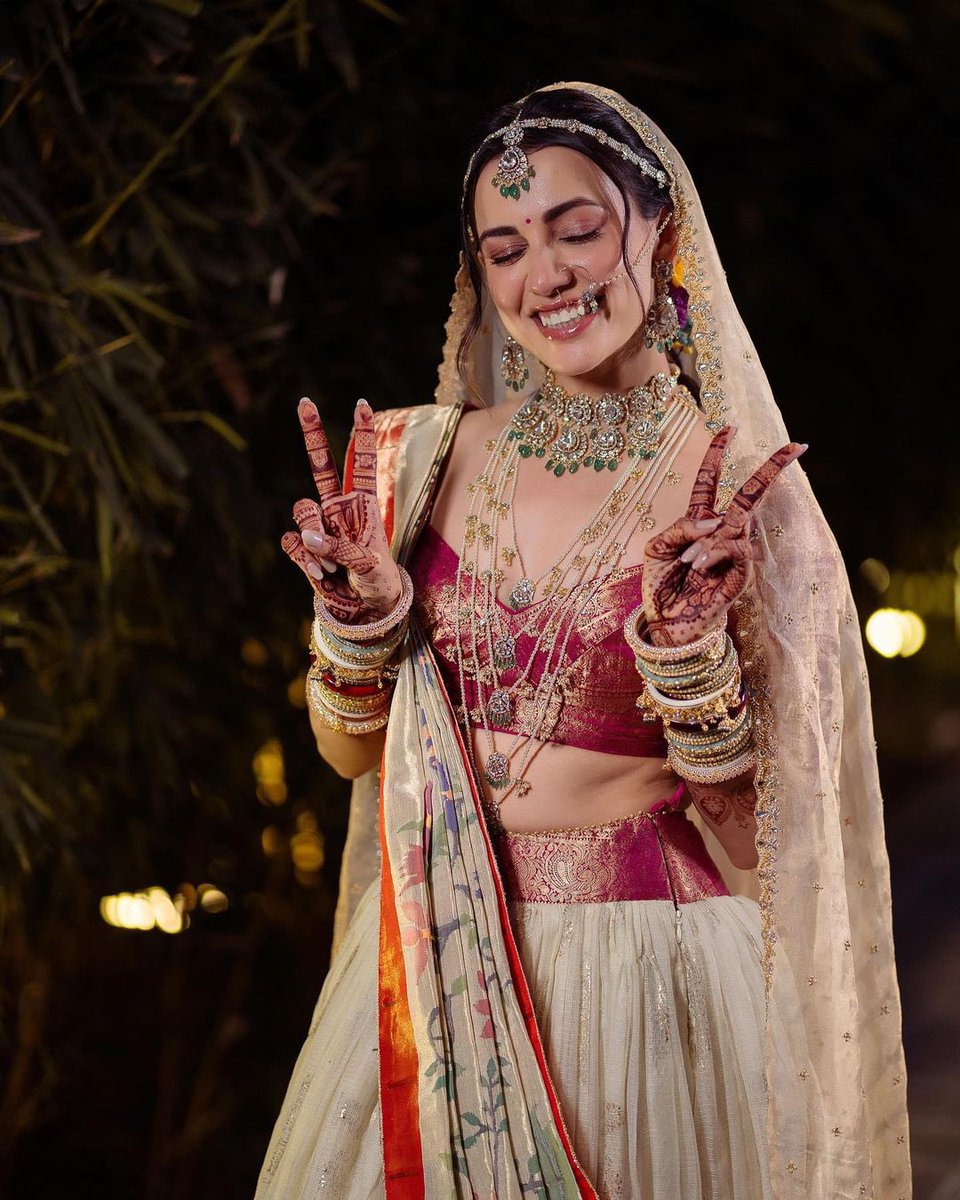 As she completes her 6 month of marriage, #EshaKansara shares some beautiful and Unseen Pics from her Wedding!! ♥️

#indianbride #indianwedding #intimatewedding #weddingday #weddinginspiration #bollywood #bollywoodstyle #romantic #engaged #hennaartist #gujaratiwedding #bollywood