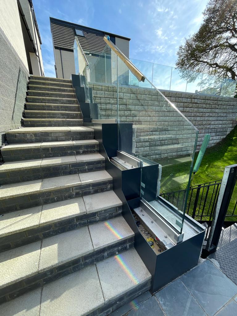 HatchEngLtd's tweet photo. Bespoke made-to-measure frameless glass balustrade adding a modern design element to a stairway on a new build site for high-quality homes in Kent. 

Frameless glass balustrades are becoming increasingly popular for external and internal use. https://t.co/cDyBs84oNM