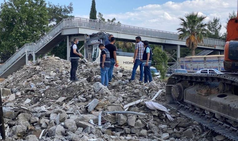 Adıyaman'da depremin 122. gününde enkaz altından kadın cesedi çıktı.