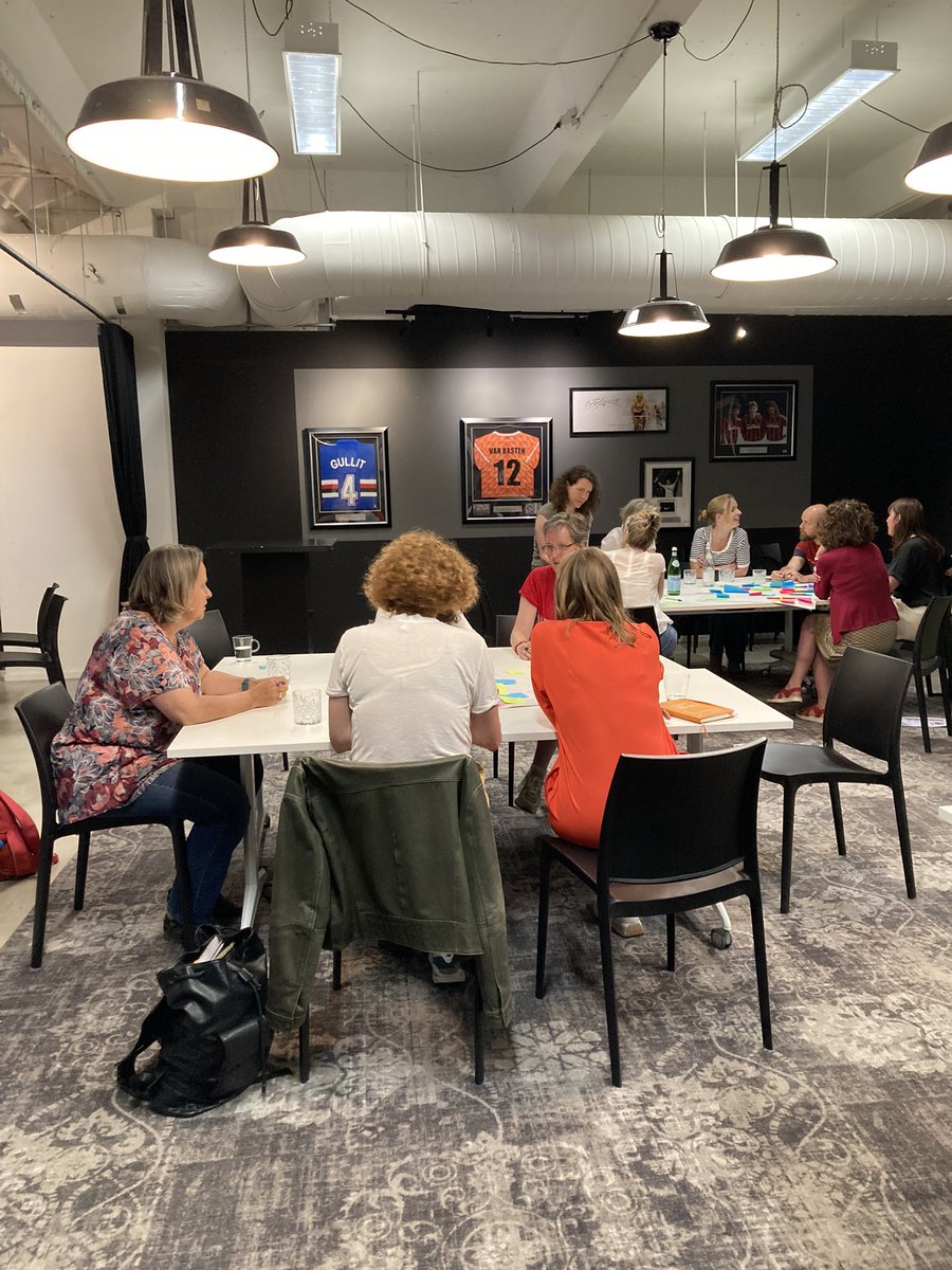 Er wordt hard gebrainstormd over het verbinden van leren en werken tijdens de onderzoekersmiddag van het <a href="/Fontys/">Fontys</a> kenniscentrum #levenlangontwikkelen om te komen tot een advies aan de @Onderwijsraad