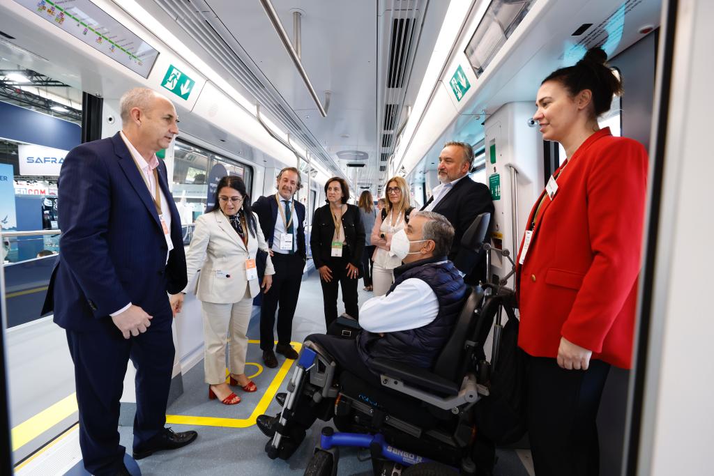 Alstom's tweet image. What a pleasure to welcome @Fundacion_ONCE to our booth at @uitpsummit! We work closely together to develop inclusive mobility solutions worldwide.

#UITP2023