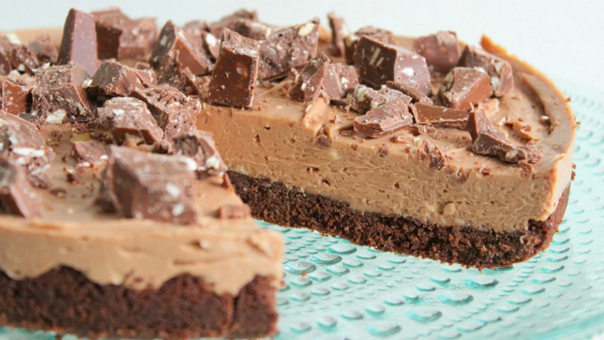 cakefactory_UK's tweet photo. Get our new toblerone cheesecake now in store #cheesecake #toblerone https://t.co/zde8cxYM5K