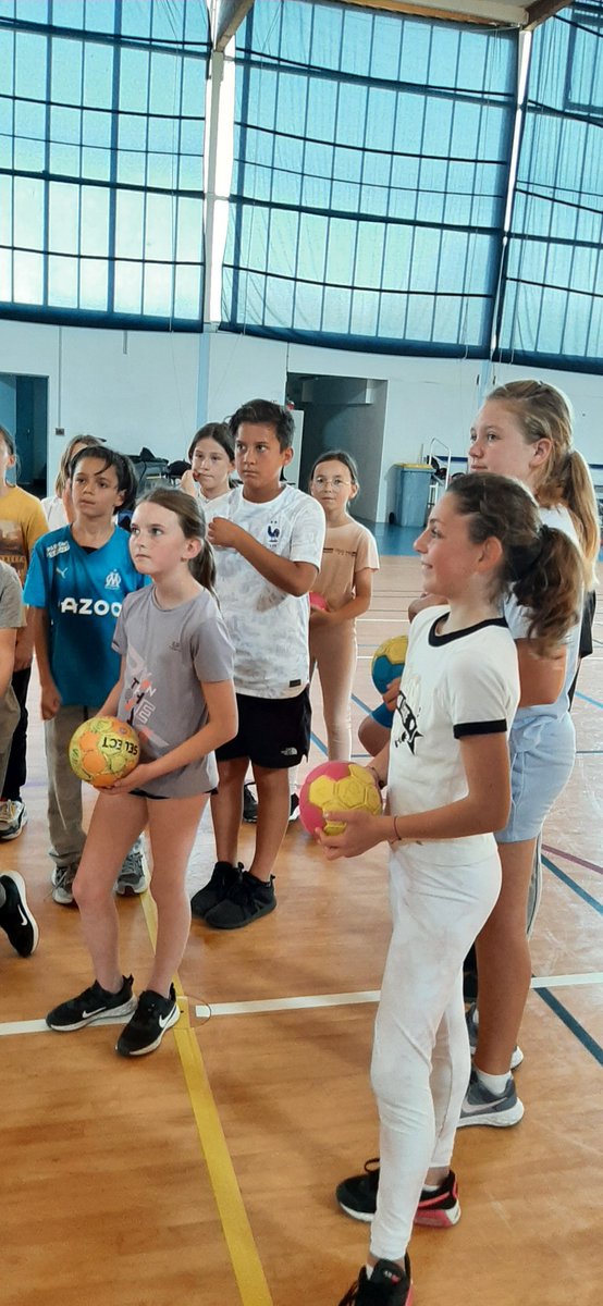 AScollgevillen1's tweet photo. Liaison CM2-6eme, le collège de Villeneuve Fréjus co-intervient avec le hbva à l'école balzac de Saint-Aygulf dans un cycle découverte autour de l'activité handball. Au menu : de l'activité physique et des buts ! https://t.co/wVZndK0aex
