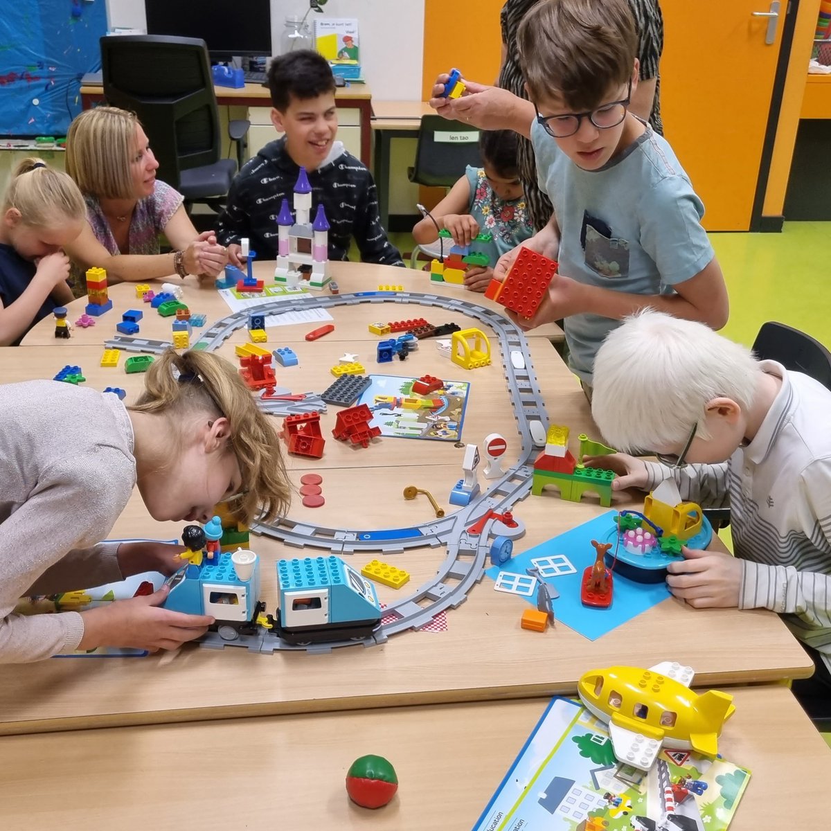 4pip's tweet image. Wat een leuke samenwerking om de @LEGO_Group #codingtrain te maken en te programmeren. Iedereen op zijn niveau. #watkanwel #meedoenmogelijkmaken @KonVisio
