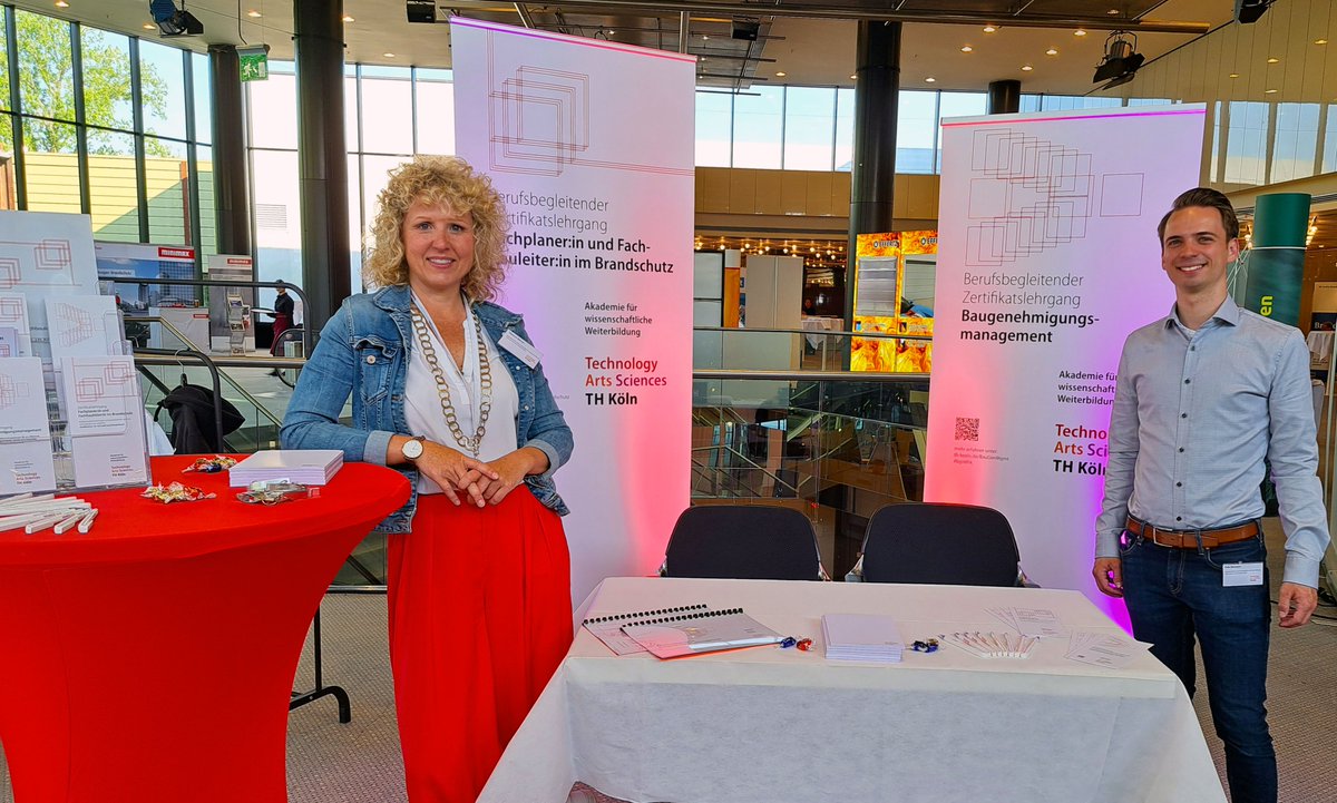 #HerzlichGrüße von der #BrandschutzTagung 2023 (#Ingenieurakademie West). Wir stellen unsere berufsbegleitenden #Zertifikatslehrgänge/#Weiterbildungen vor:
🔥#FachplanerIn/#Fachbauleiter im #Brandschutz
th-koeln.de/weiterbildung/…
🚧#Baugenehmigungsmanagement
th-koeln.de/weiterbildung/…