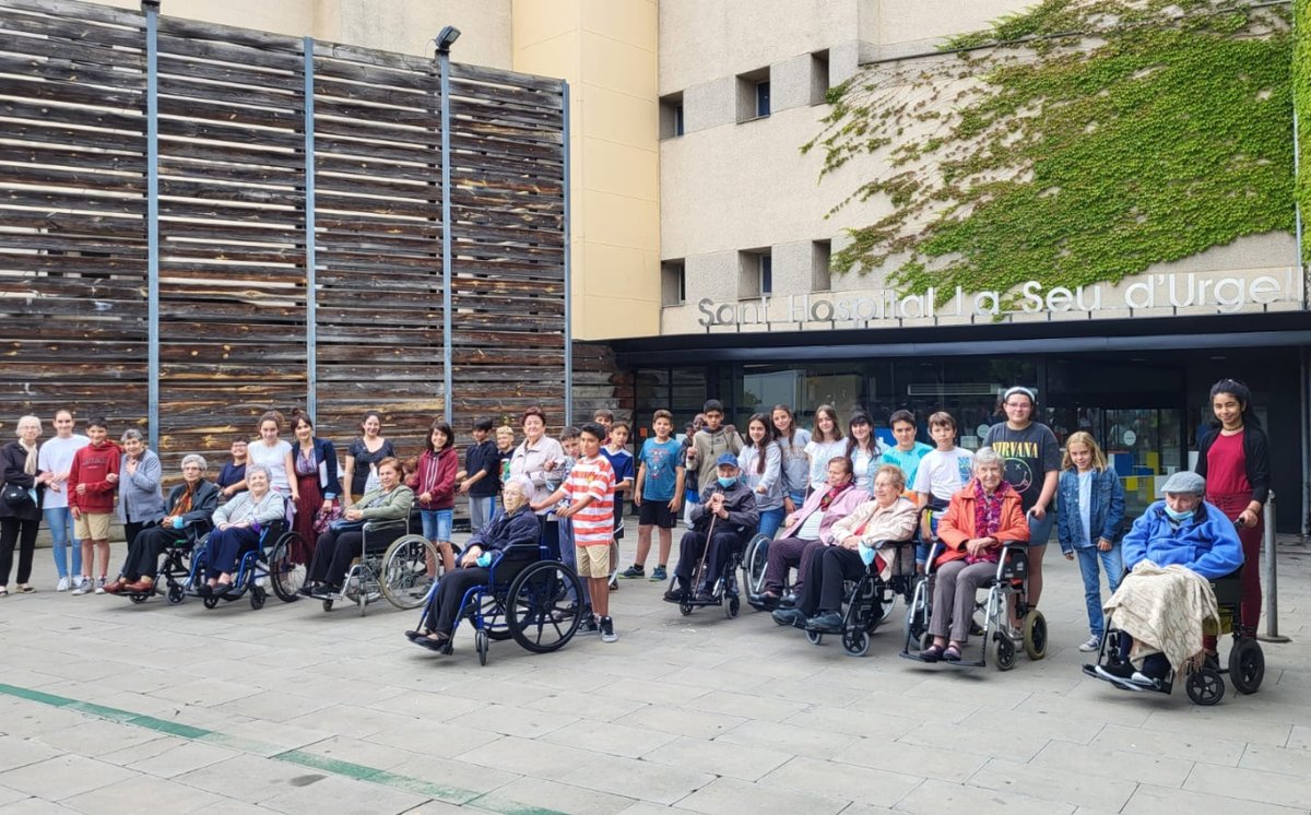 fshseu's tweet photo. Avui, els alumnes de 6è del Col·legi públic Mn. Albert Vives i la gent gran del Centre de Dia i la Residència Assistida de la #FSH s’han retrobat novament a l’Arxiu Comarcal de l’Alt Urgell per cloure el projecte “Comprant records” 👏🏼👏🏼

👉🏼 https://t.co/QcpaKEL0ip https://t.co/5JijEZhBaR