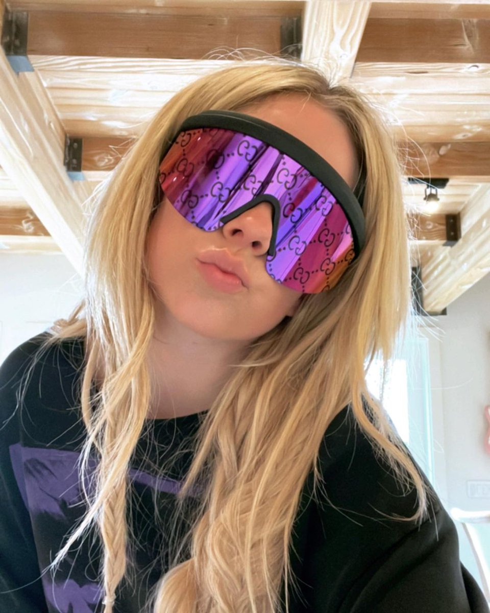 Avril Lavigne tweet media